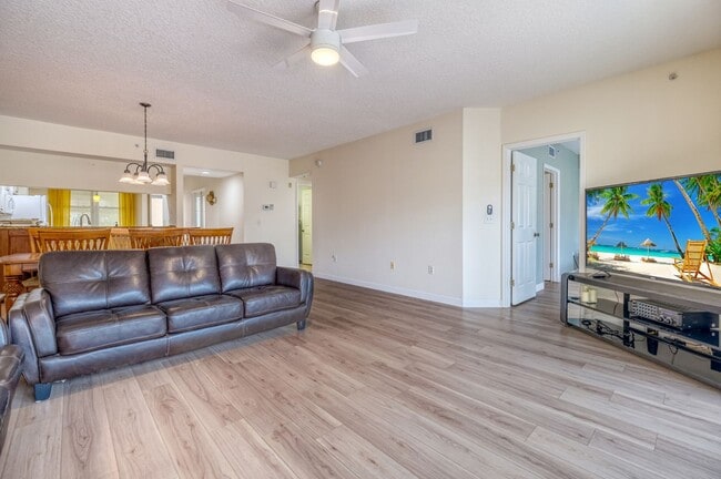 Building Photo - Updated 3 bedroom unit overlooking the Eas...