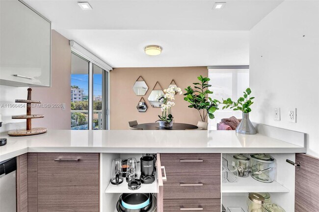 Building Photo - 9901 E Bay Harbor Dr