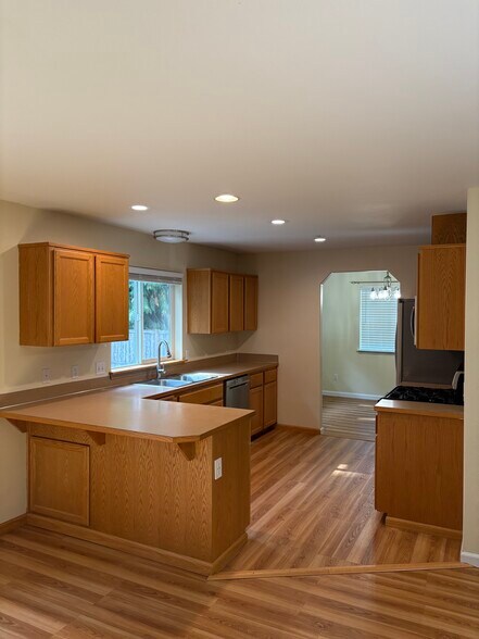 Building Photo - 8402 49th Loop SE