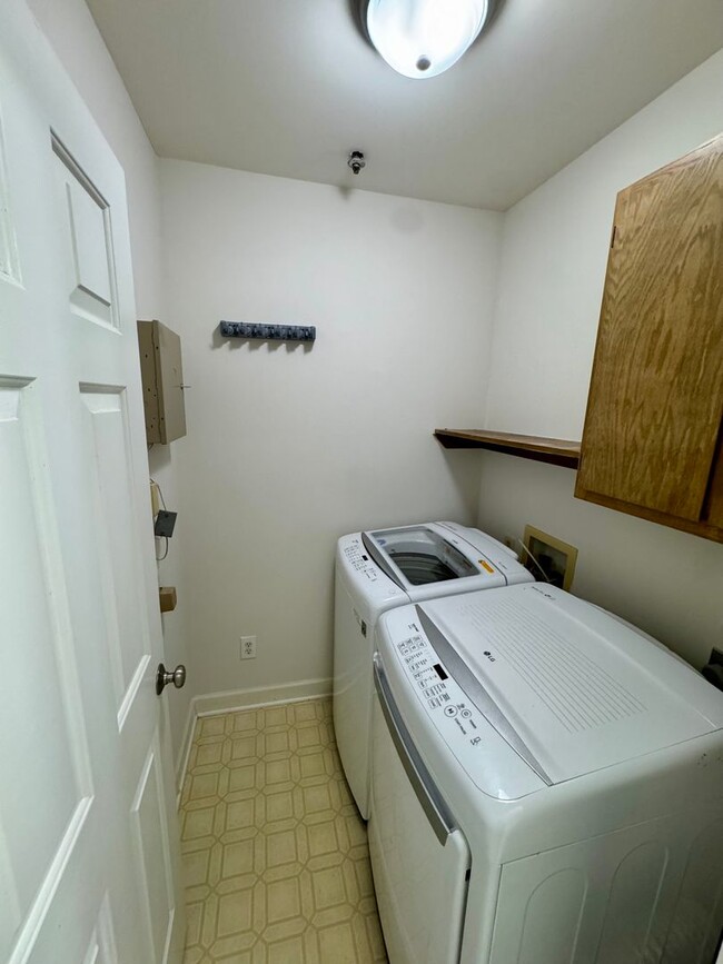 Building Photo - Top-Floor End Unit Condo at New Bern Place