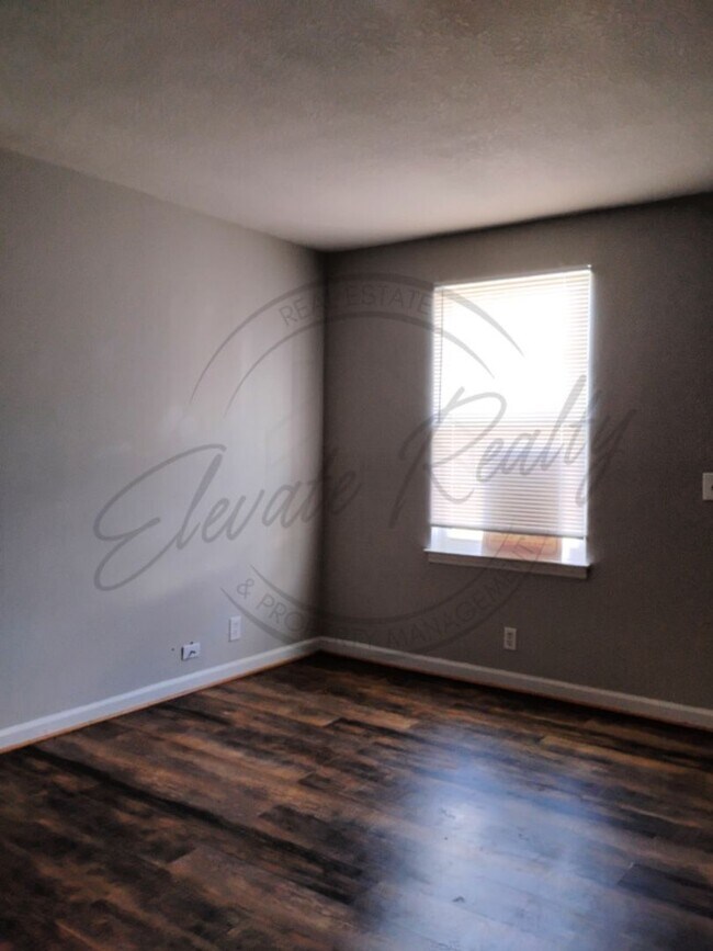 Building Photo - Two Bedroom Townhouse in North Nashville!