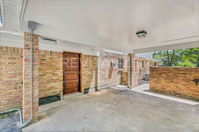 Building Photo - Newly Renovated 3 Bed / 2.5 Bath with Doub...