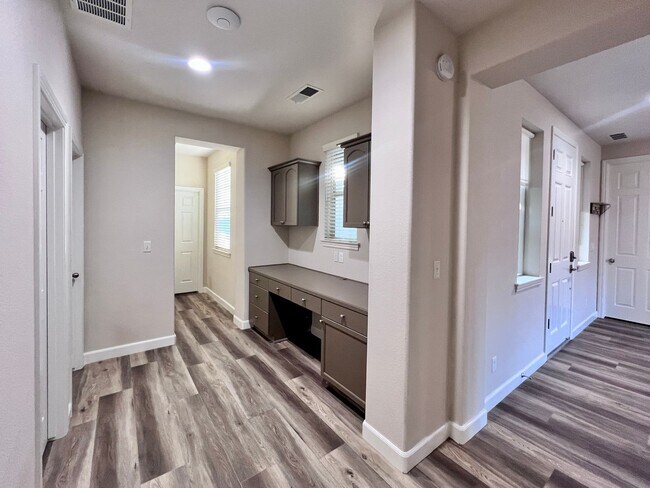 Building Photo - $2,895 Barstow & De Wolf, 4 Bedroom House - Dennis Ave. Clovis / Energy Efficient Smart Home