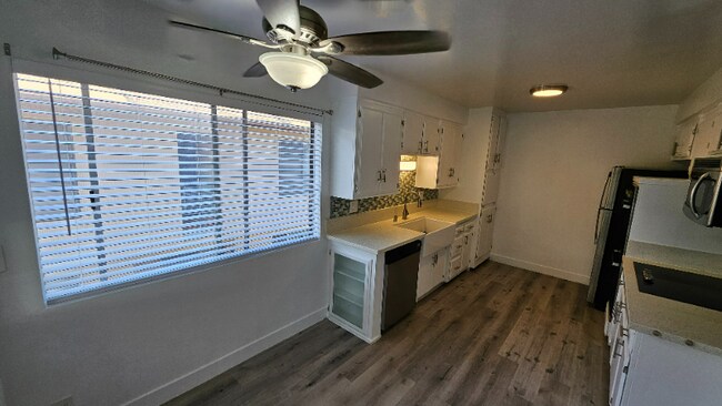 Building Photo - 2130 Beachwood Dr