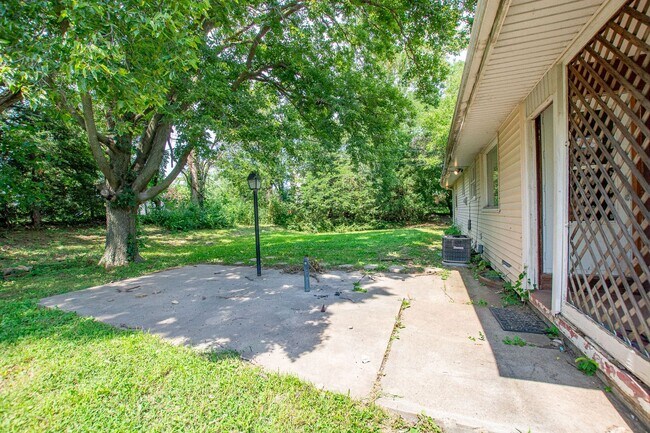 Building Photo - Extremely Spacious 2 Bedroom / 1 Bath Home