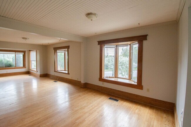 Building Photo - Bright, beautiful home with 3 garage spaces & tons of storage!