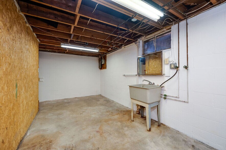 Building Photo - 7 Helen Ln