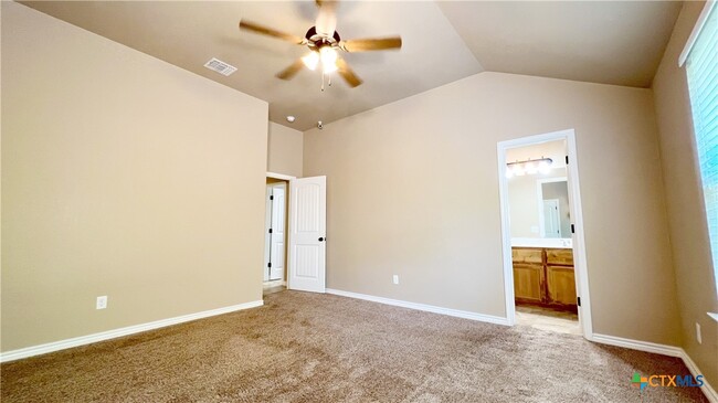 Building Photo - 405 Sladecek Dr