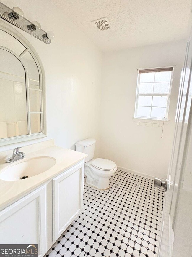 Building Photo - 304 McQueen Cir