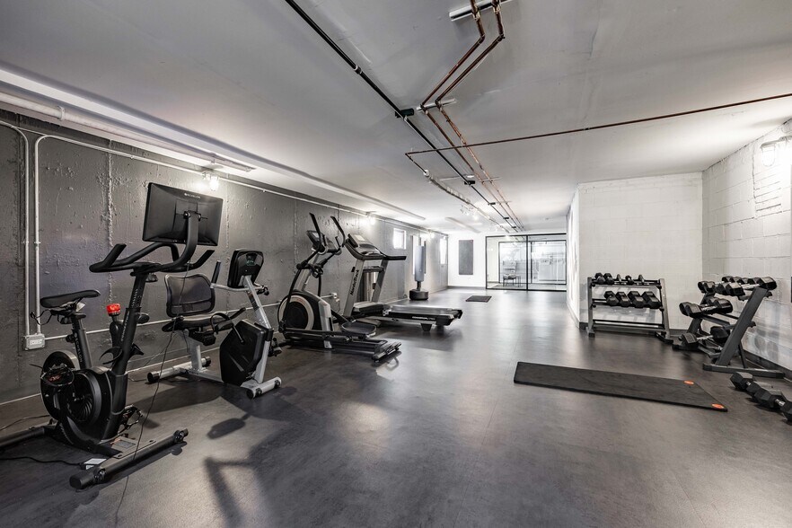 Building Photo - 7620 N Sheridan Rd