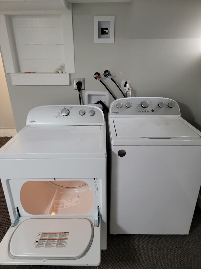 Building Photo - AVAILABLE JUNE 1st 2026 - Fantastic Newly ...