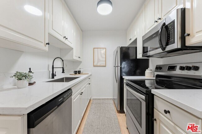 Building Photo - 2308 Schader Dr