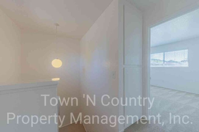 Building Photo - 3 Bedroom, 2 Bath Creekside Condo Available Now!