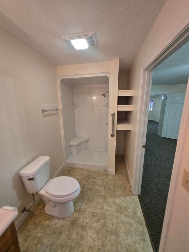 Building Photo - **Charming 3-Bed, 2-Bath Duplex Apartment ...