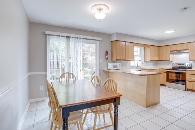 Building Photo - 4685 Forestdale Dr