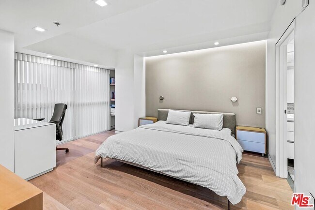 Building Photo - 13700 Marina Pointe Dr