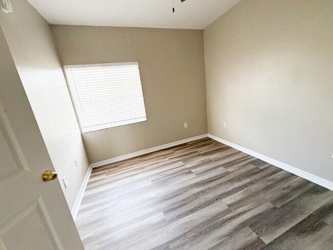 Building Photo - Spacious renovated 3-Bed, 2-Bath in VOB Riverview