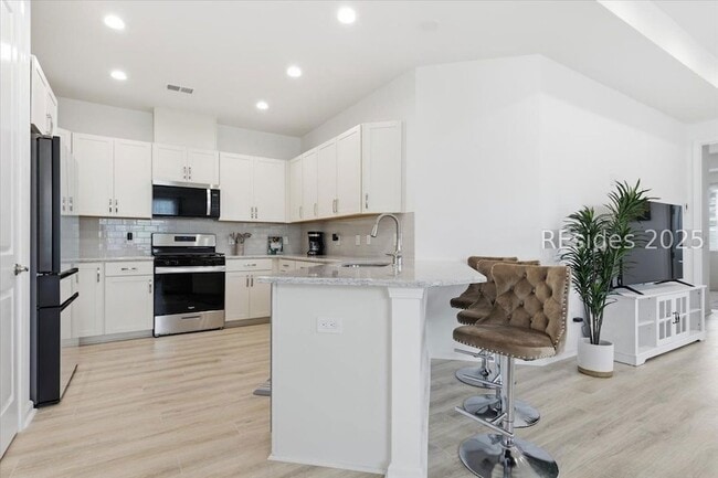 Building Photo - 855 Weekend Ave