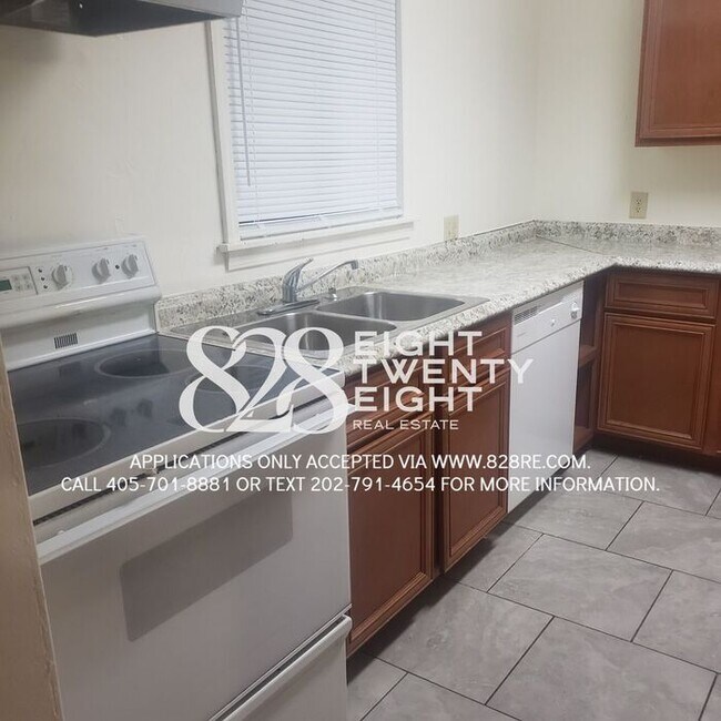 Building Photo - *AVAILABLE NOW!* 4 bed/1 Bath House with an Awesome Backyard!