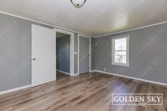 Building Photo - 113 E 1st St