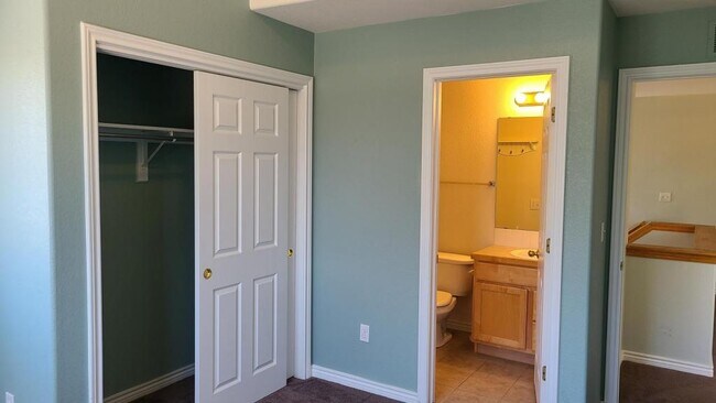 Building Photo - 818 S Terry St Unit 1