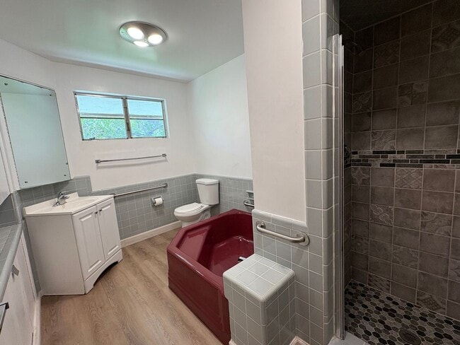 Building Photo - Prestigious Family Home In Outstanding Loc...