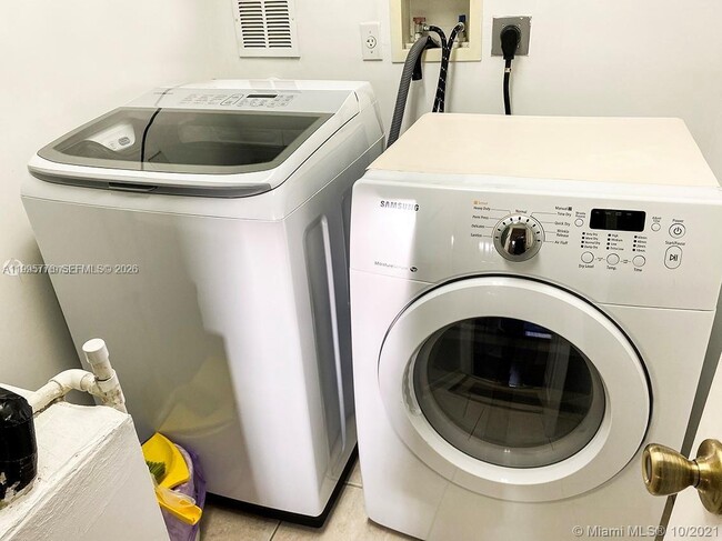 Building Photo - 3657 Asperwood Cir