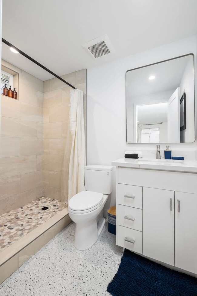 Building Photo - 4000 Highland Dr