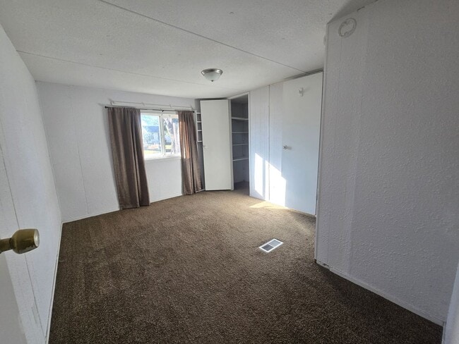 Building Photo - 2 Bed, 2 Bath 1 Office Space Trailer House