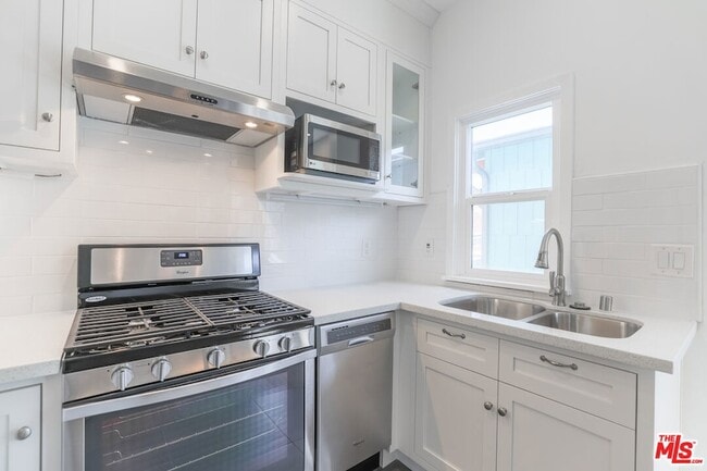 Building Photo - 31 Breeze Ave