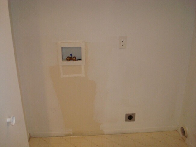 Building Photo - APPLICATION PENDING- Rock Springs I Condo ...