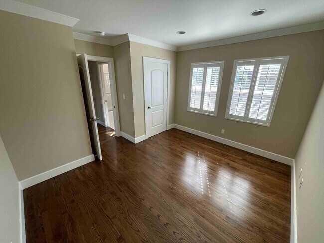 Building Photo - 4432 Bakman Ave
