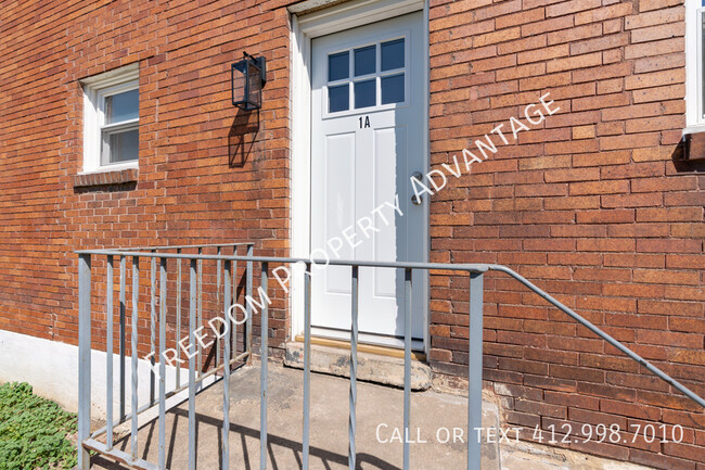 Building Photo - 10 Iron St