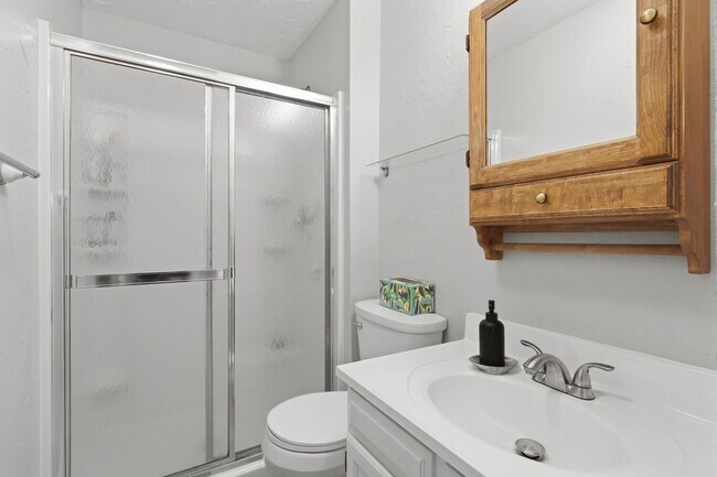 Building Photo - 3 bed 2 1/2 bath Tri-level near Downtown Castle Rock!