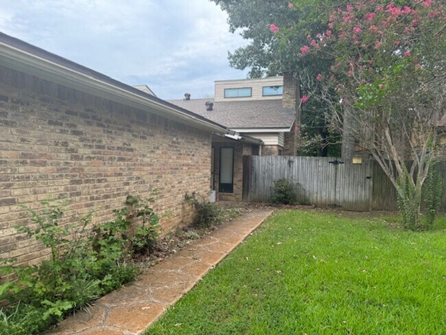 Building Photo - 621-621 Kings Mountain Dr