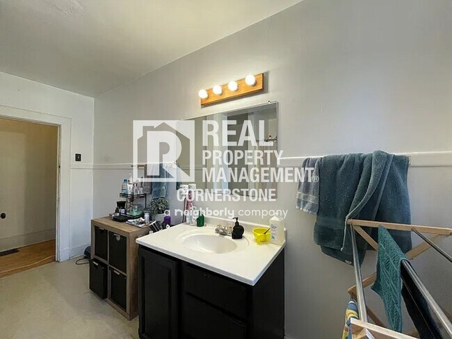 Building Photo - 808 W Kalamazoo Ave