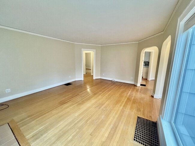 Building Photo - Rare Find, Large 3bd/2bathroom (w/ Bonus Rooms) House Near Rose City Golf Course