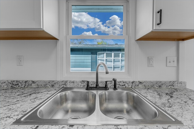 Building Photo - 702 E Park Ave