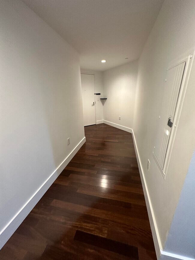 Building Photo - 77 Hudson St