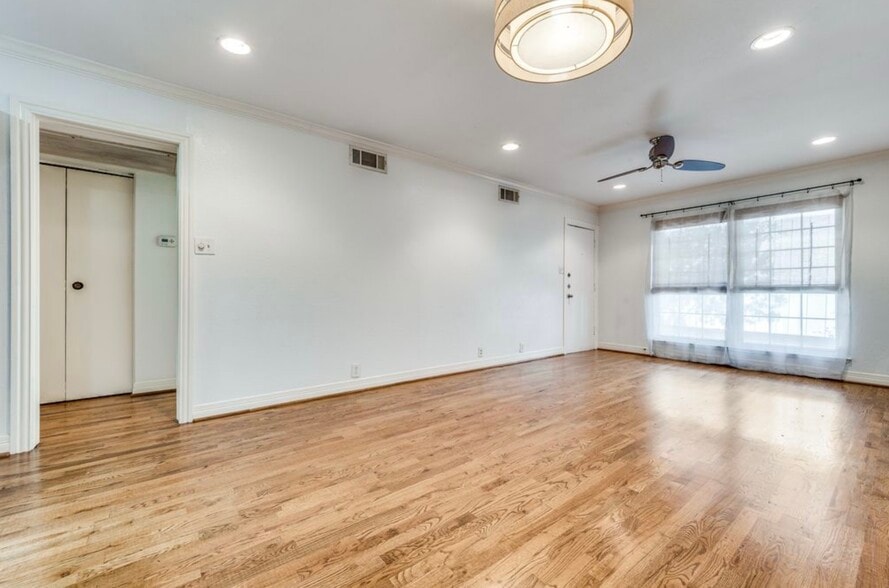 Building Photo - 5214 Fleetwood Oaks Ave