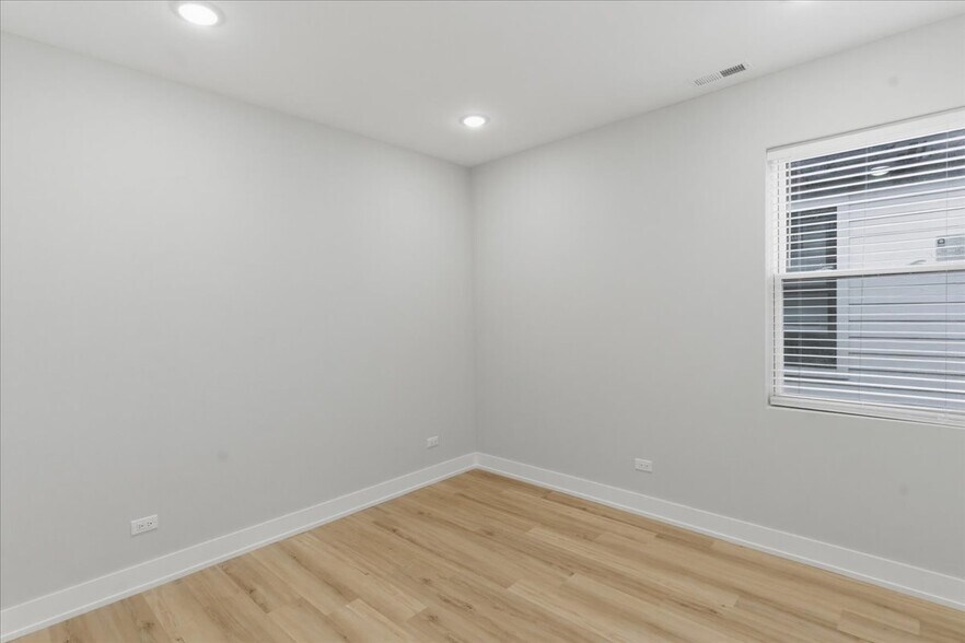 Building Photo - 6222 S King Dr