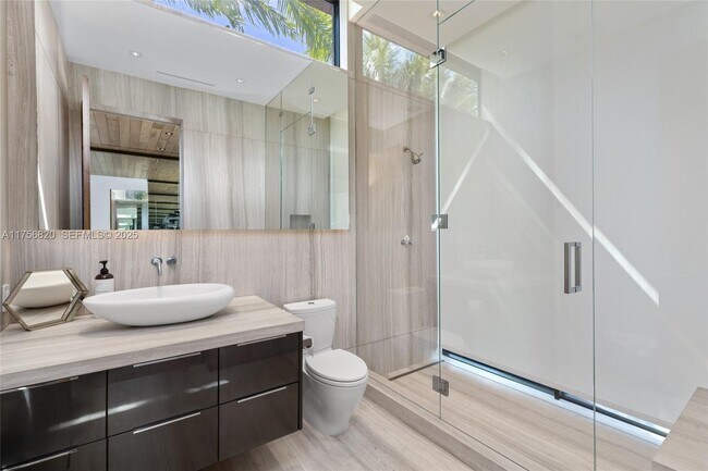 Building Photo - 825 E Dilido Dr