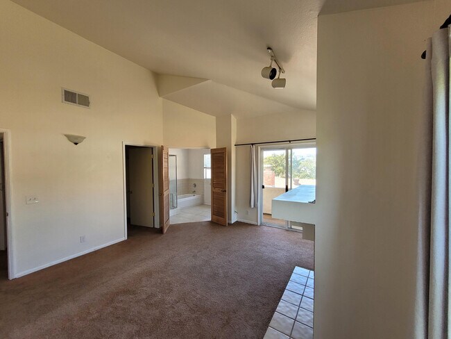 Building Photo - 433 E Ave