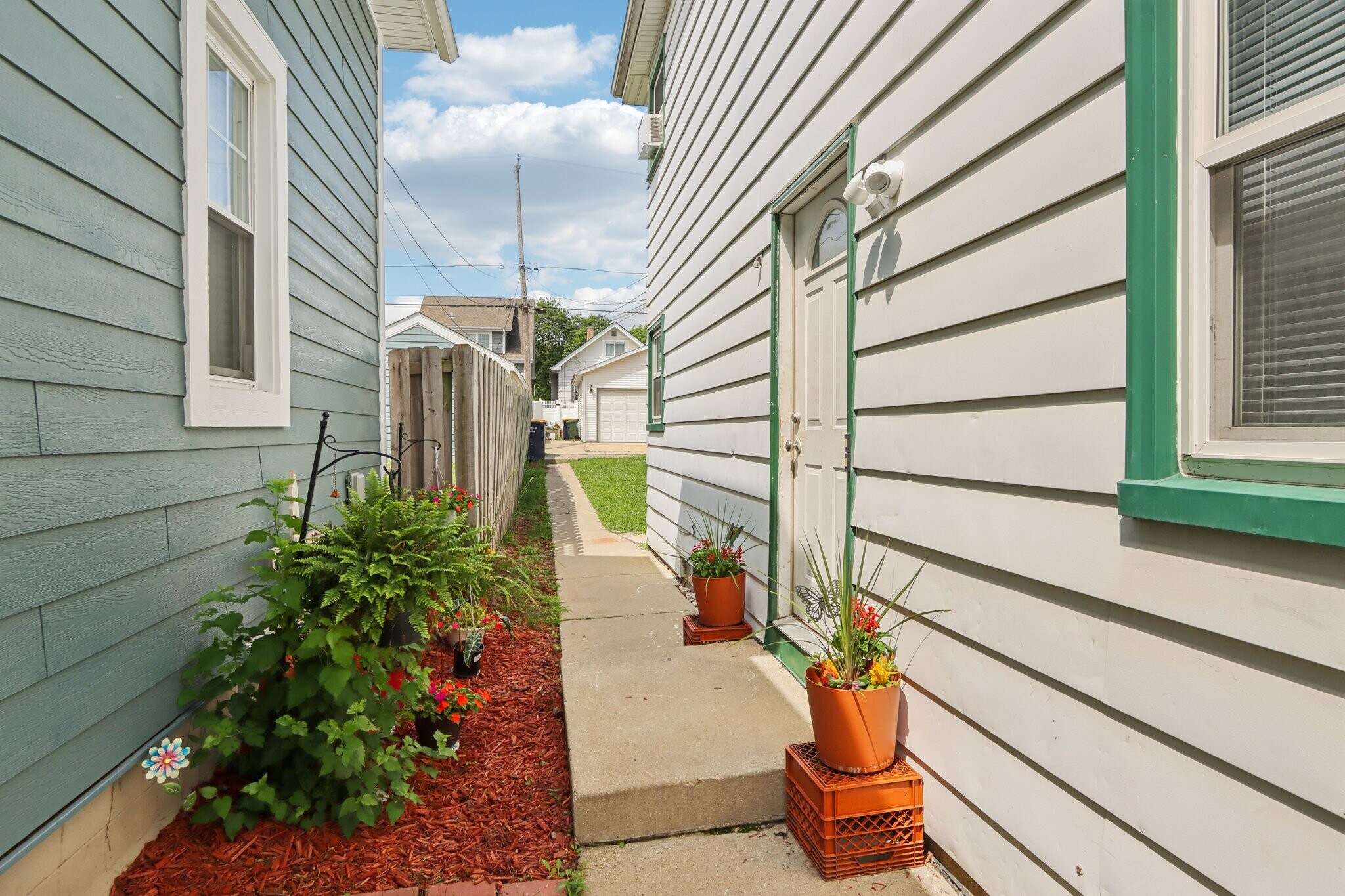 Side Entry - 1933 S 72nd St