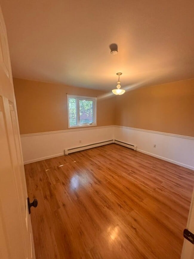 Building Photo - 3 Bedroom house in Rogers Park!