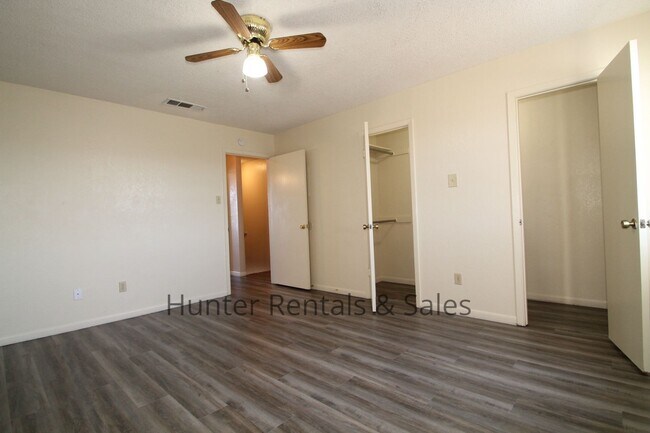 Building Photo - 2601 Bermuda Dr