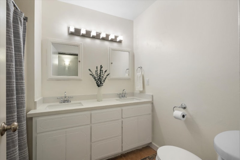 Building Photo - 334 W Horseshoe Ave