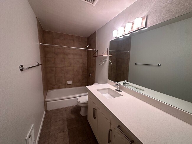 Building Photo - Charming 1-Bedroom Condo in West Queen Anne