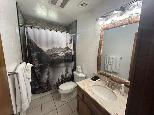 Building Photo - Moonridge 2 Bedroom/2 Baths