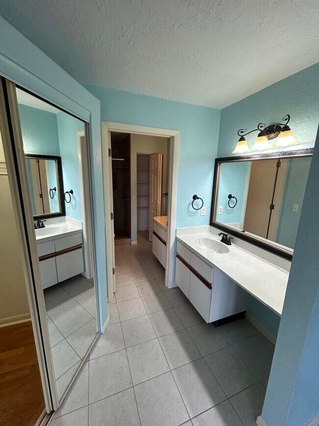 Building Photo - 1585 NE Beacon Dr